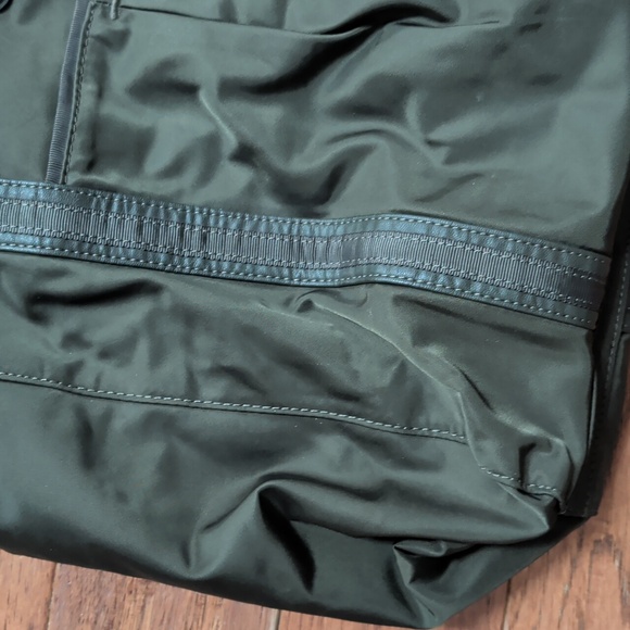 Lululemon Everywhere Bag *23L Dark Olive Green Tote Bag - Picture 4 of 14